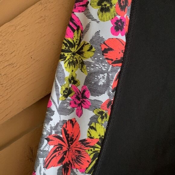 Victoria’s Secret Sport Knockout Floral Leggings - Picture 4 of 5